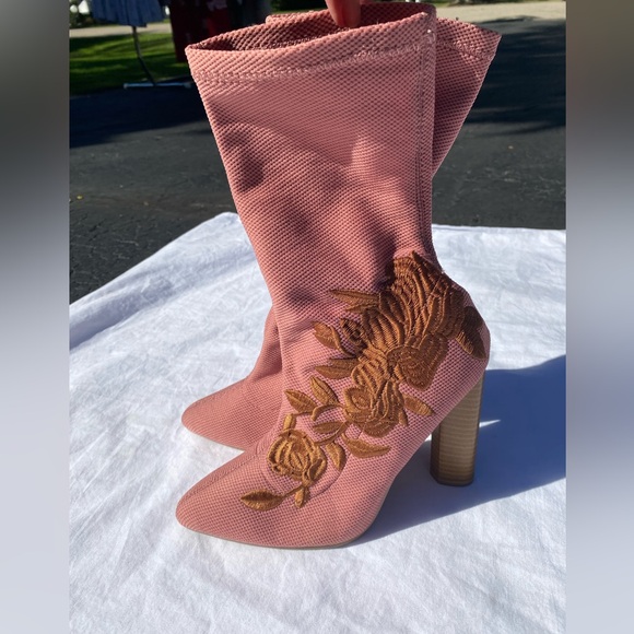 Qupid Shoes - Qupid Women Ash Rose Floral Embroidered 4 1/4" Lita Heel Ankle Sock Boot 6 NEW